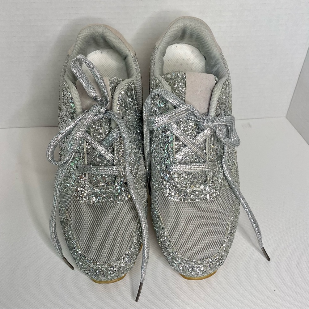 Woman’s Size 8 Sequence Sneaker